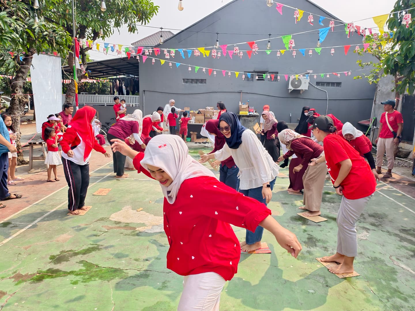 Keseruan Lomba Ibu-ibu