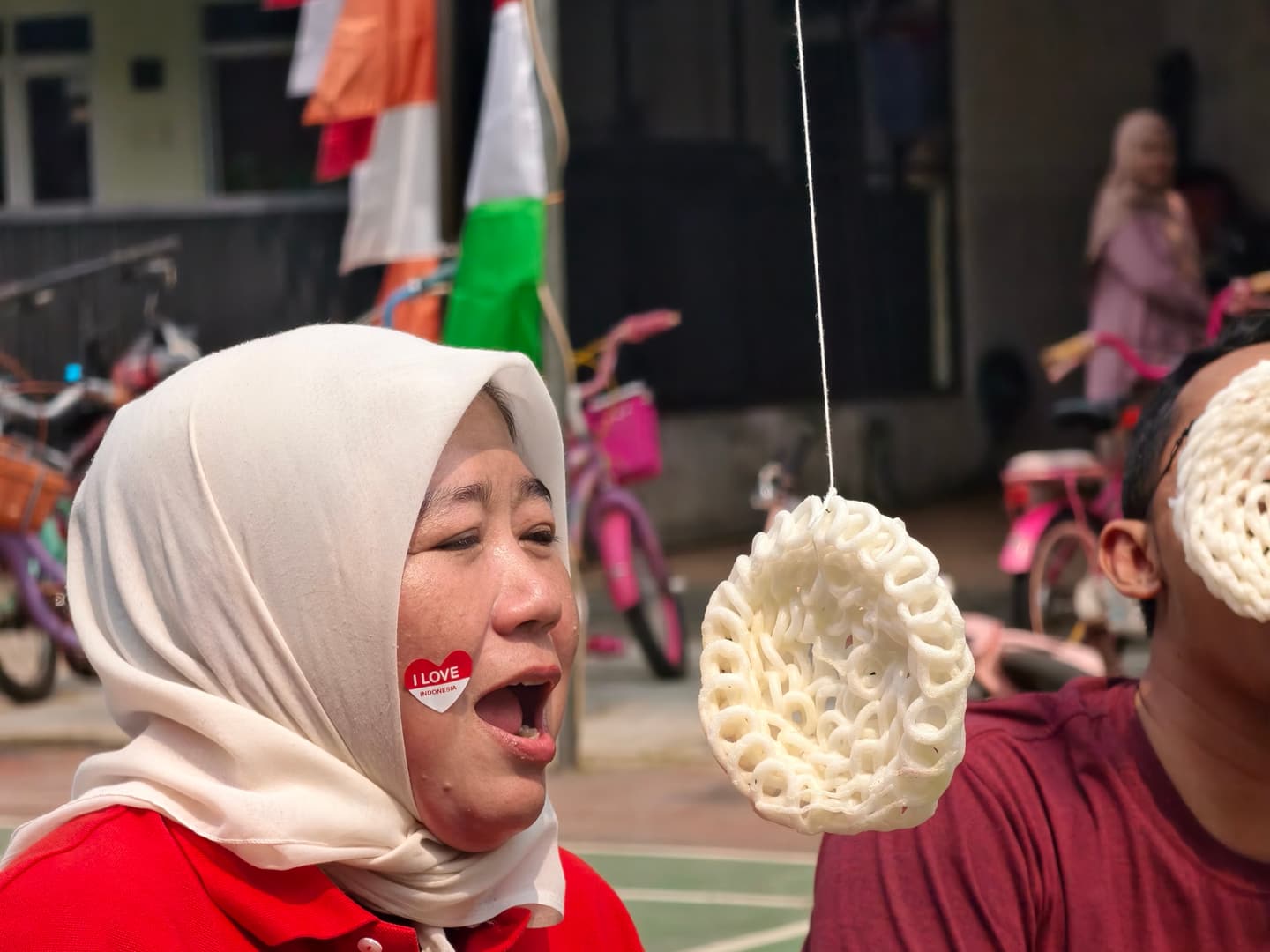 Lomba Makan Kerupuk